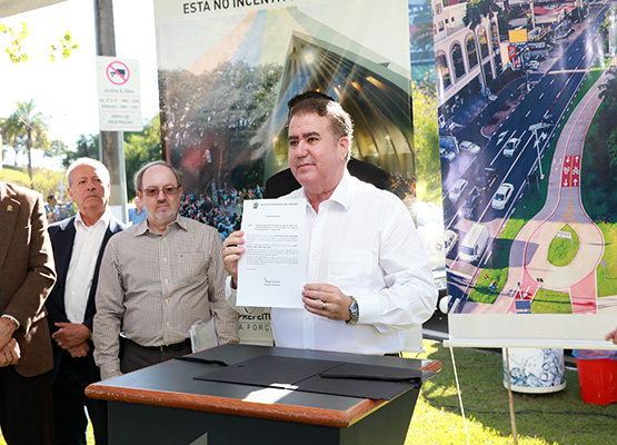 Prefeito mostra OS para início das obras