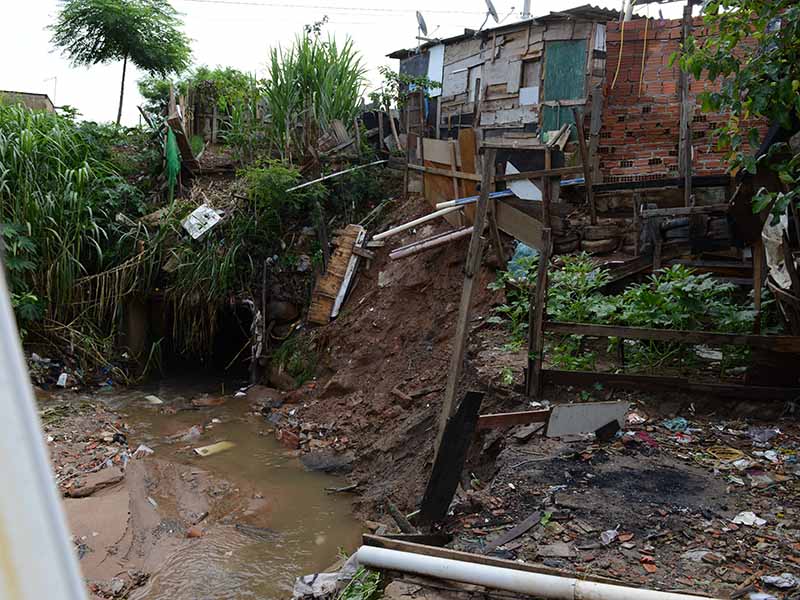 Moradias na beira do córrego são as mais afetadas