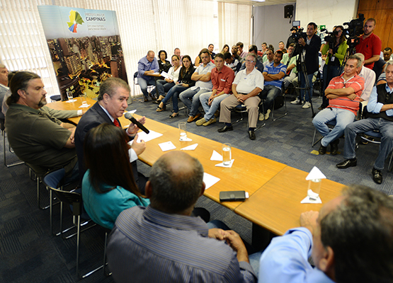 Prefeito fala aos profissionais