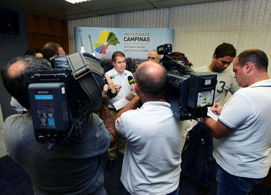 Jonas fala à imprensa