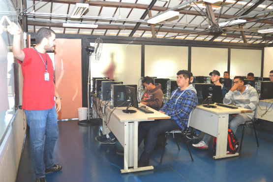 Jovens aprendizes em aula teórica no Ceprocamp