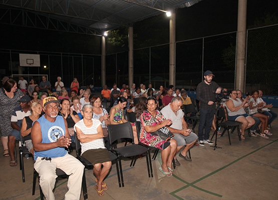 Moradores e familiares lotam o salão de cerimônia