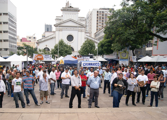 Público assiste abertura do evento