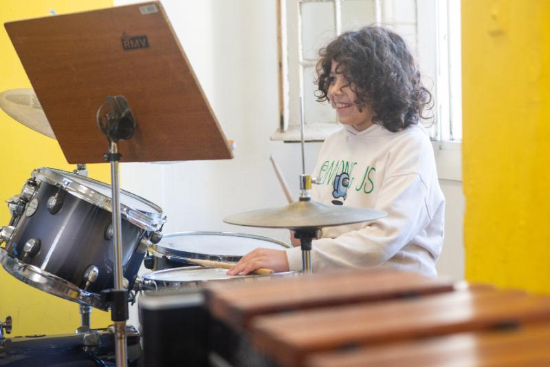 Alunos podem aprender a tocar instrumentos variados, mesmo sem ter conhecimento prévio ou instrumento próprio 