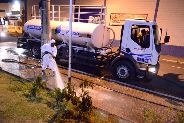 Duas equipes da Sanasa trabalhando na lavagem de ruas
