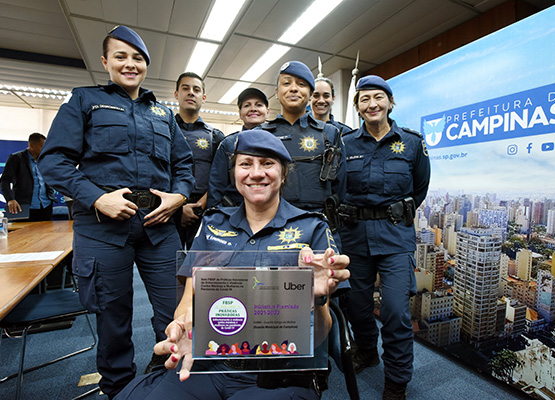 Comandante Maria de Lourdes e agentes do GAMA