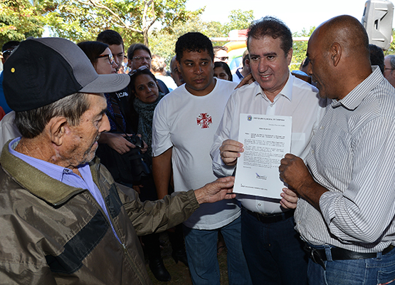 Jonas e moradores dos bairros presentes no evento