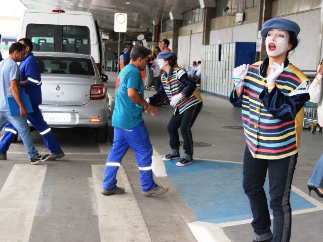 Mímicos distribuíram folhetos sobre trânsito seguro