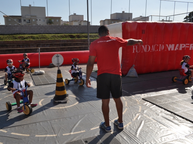 Crianças pedalam em minicidade 