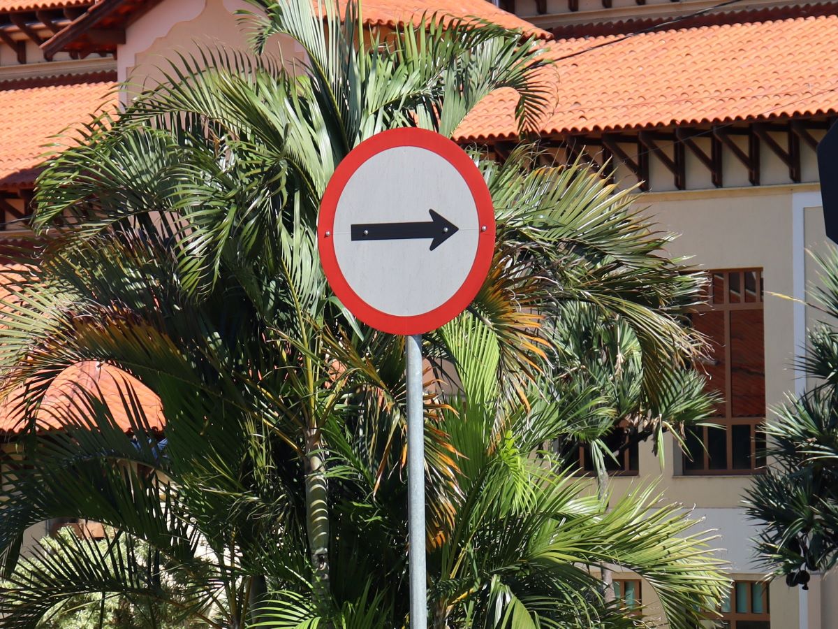 Rua fica com o sentido único no trecho entre a avenida Jorge Tibiriça e a rua Luiz Chinaglia