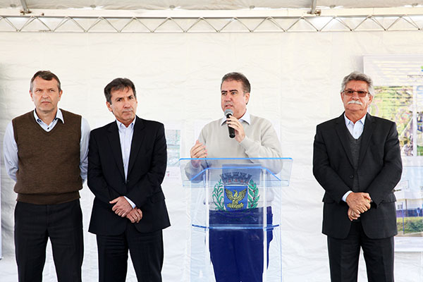 Prefeito e autoridades em cerimônia