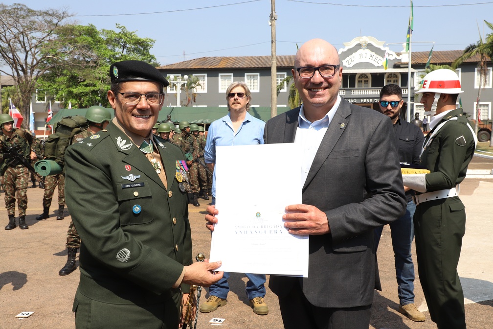 O prefeito Dário recebeu homenagem do comandante da Brigada, general Agnaldo Oliveira Santos