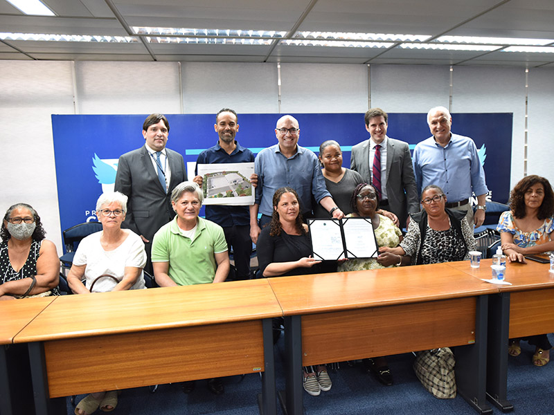 Prefeito, secretário e equipe de apoio comemoram com moradores do Bassolli