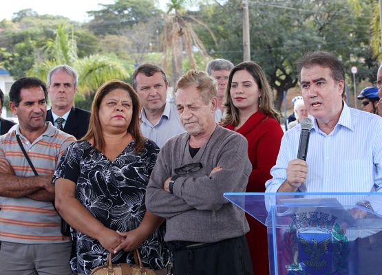 Prefeito fala com lideranças de bairros durante a entrega