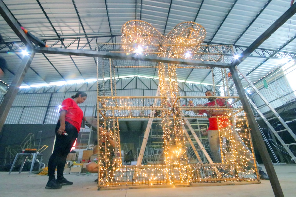 Equipe prepara enfeites em galpão no Parque Jambeiro