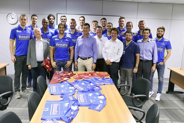 Presidente e equipe da Sanasa receberam os jogadores