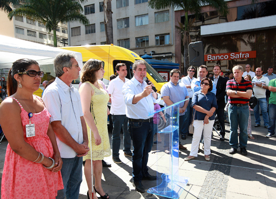 Prefeito fala ao lad