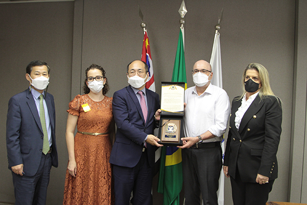 Prefeito Dário Saadi com vice-consul da Coreia Isang Hwang, e a secretária de Desenvolvimento Econômico, Adriana Flosi, durante visita a Campinas em setembro de 2021