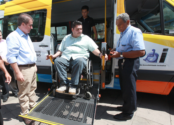 Jonas observa embarque de cadeirante