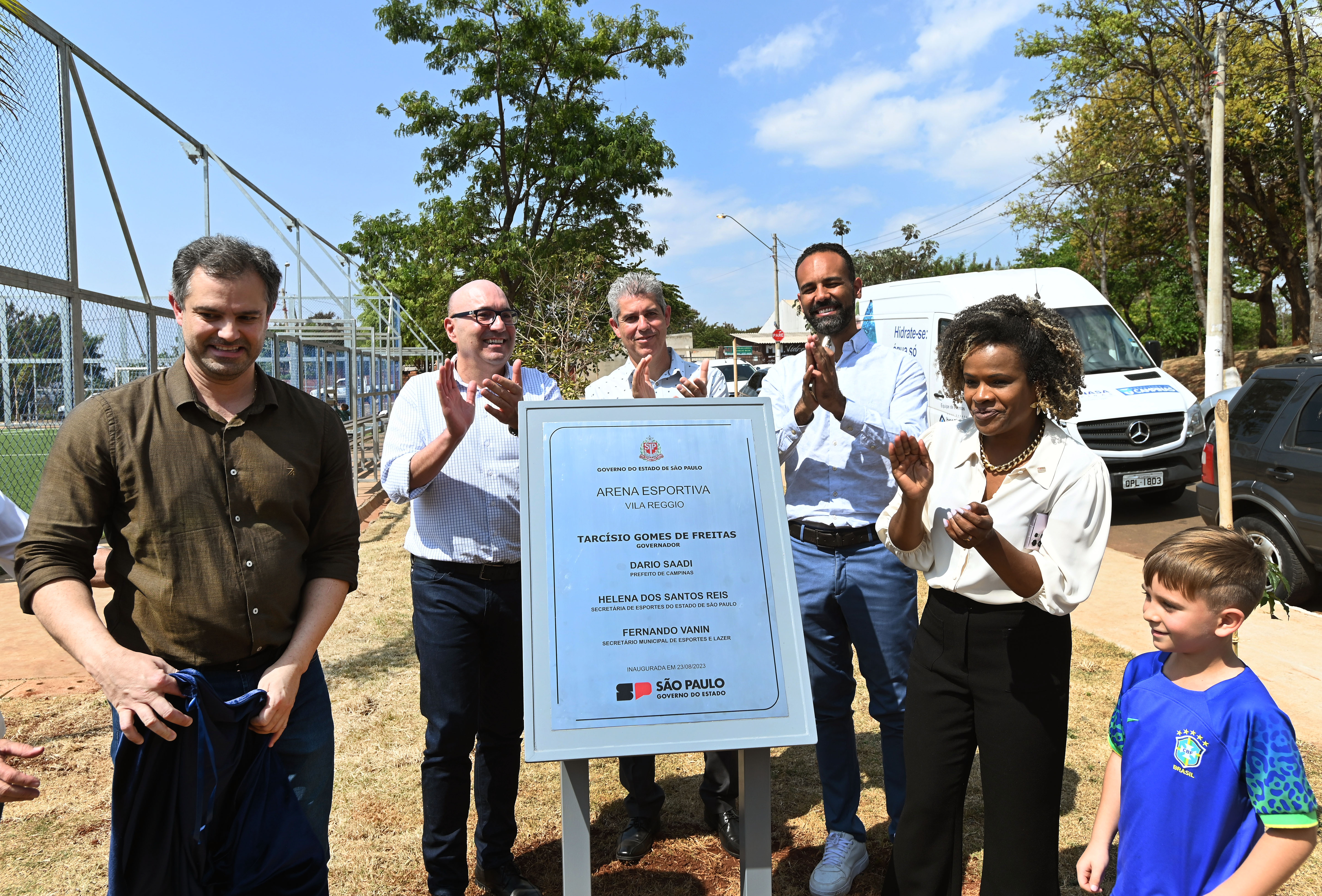 Autoridades no descerramento da placa de inauguração