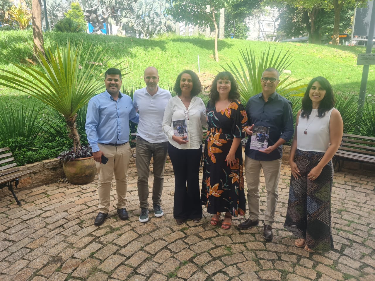 Grupo registra momento em foto no jardim do Paço Municipal