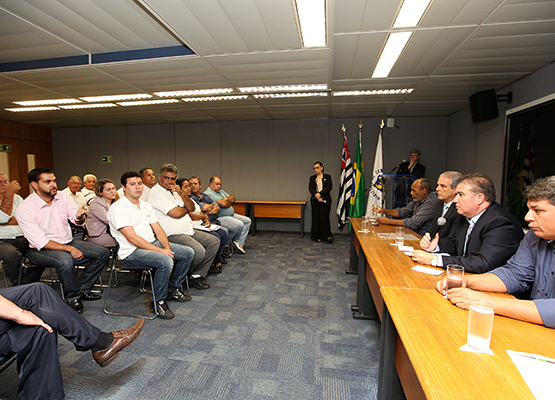 Taxistas foram ao gabinete do prefeito para receber anúncio