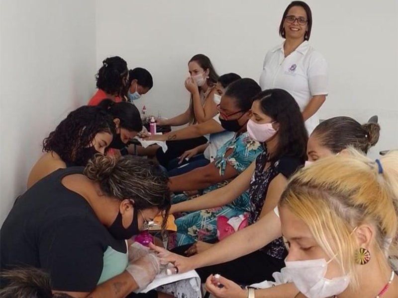 Manicure é um dos cursos oferecidos