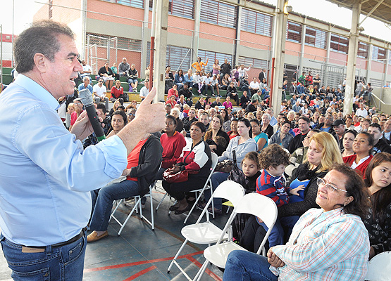 O prefeito discursa para os participantes do sorteio