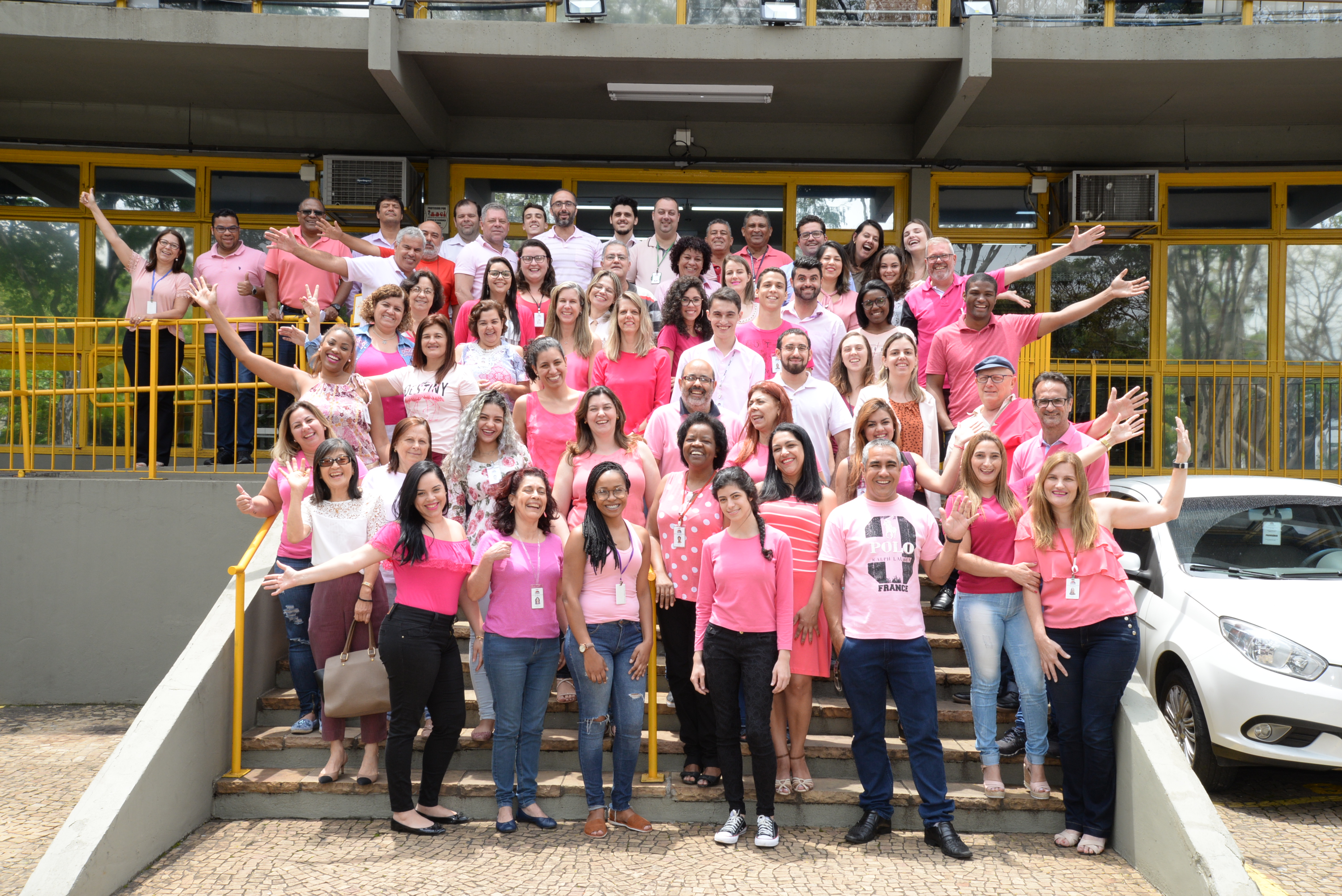 Funcionários usaram a cor rosa pela prevenção do câncer de mama