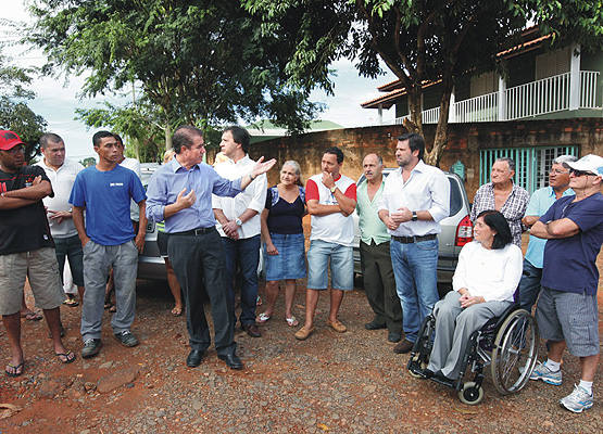 Prefeito e os deputados Carlos Sampaio e Célia Leão no bairro