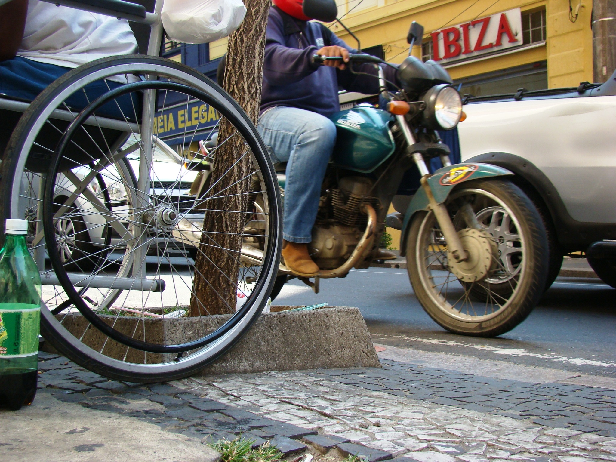 Cadeiras de rodas, motocicletas e automóveis integram cenário de mobilidade urbana 
