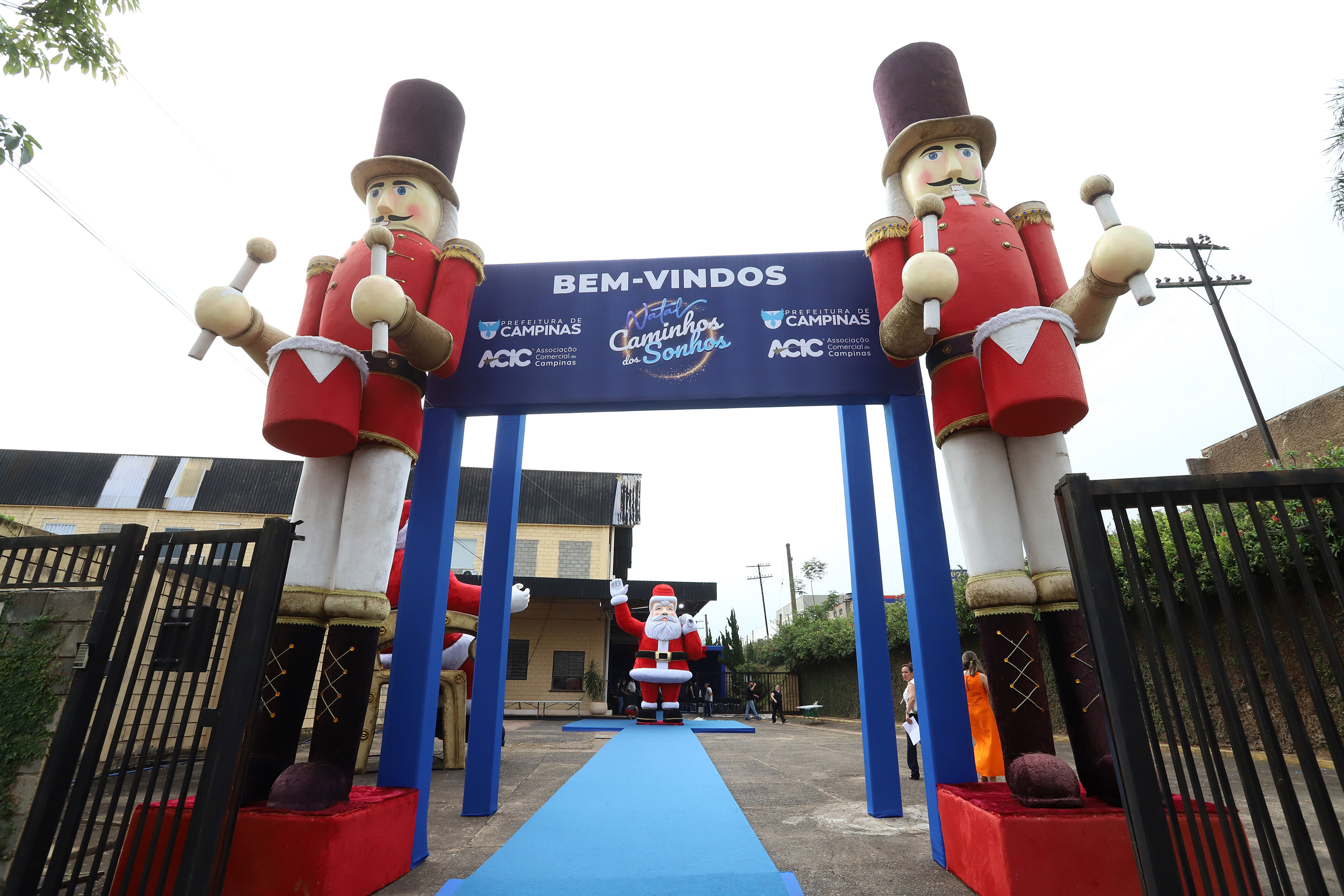 Adereços para Parada do Natal e Vila do Papai Noel estão sendo produzidos na Acic