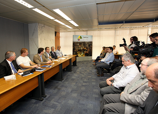 Público acompanha assinatura do convênio