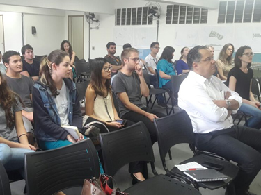 Rossilho assiste à apresentação dos universitários