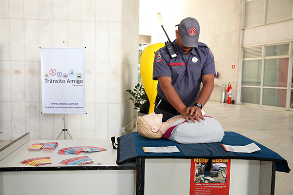 Bombeiros demonstraram ações de socorro a vítimas