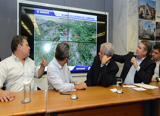 Prefeito detalha ciclovias no mapa da cidade