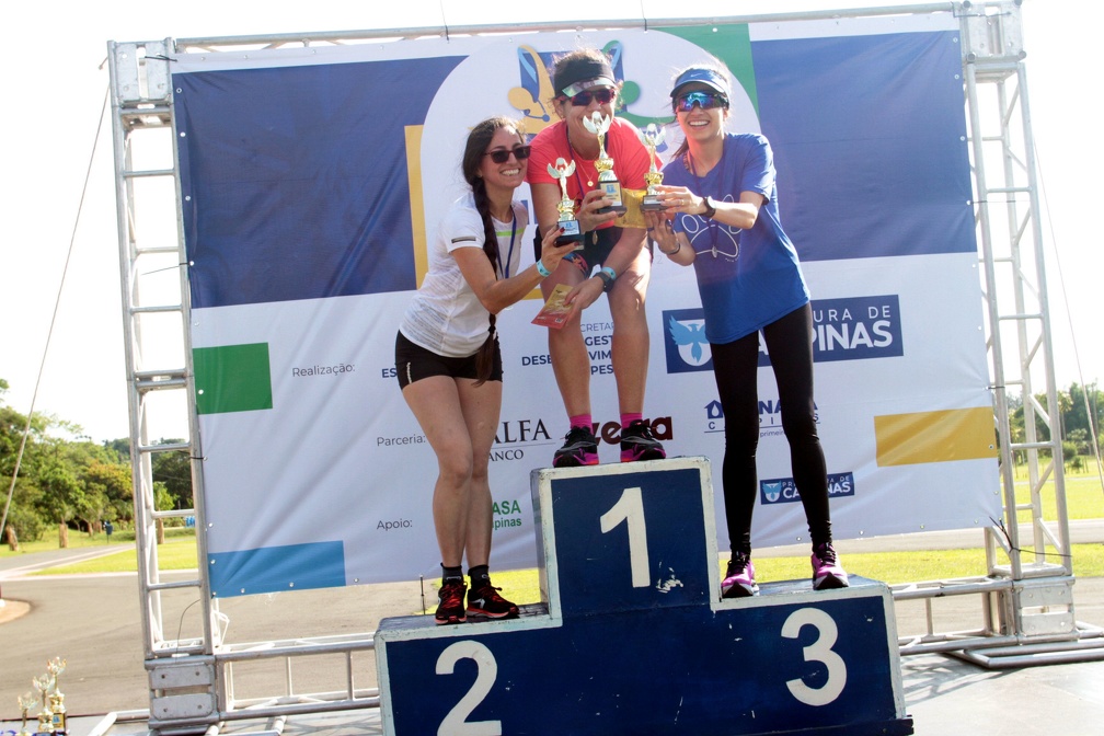 As medalhistas Donata (esq.), Elaine (Centro) e Flávia