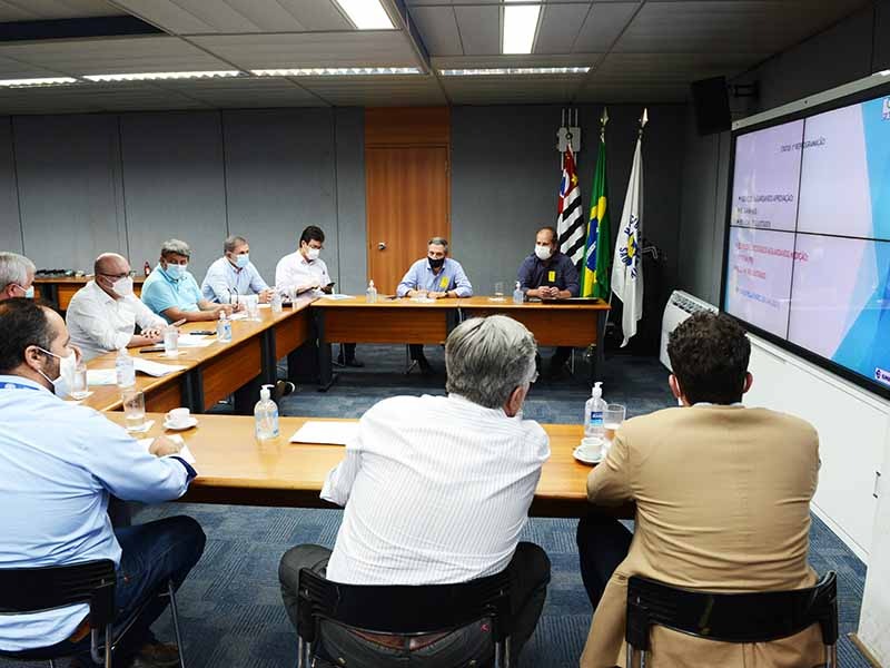 Prefeito Dário Saadi e integrantes da Administração e do consórcio em reunião