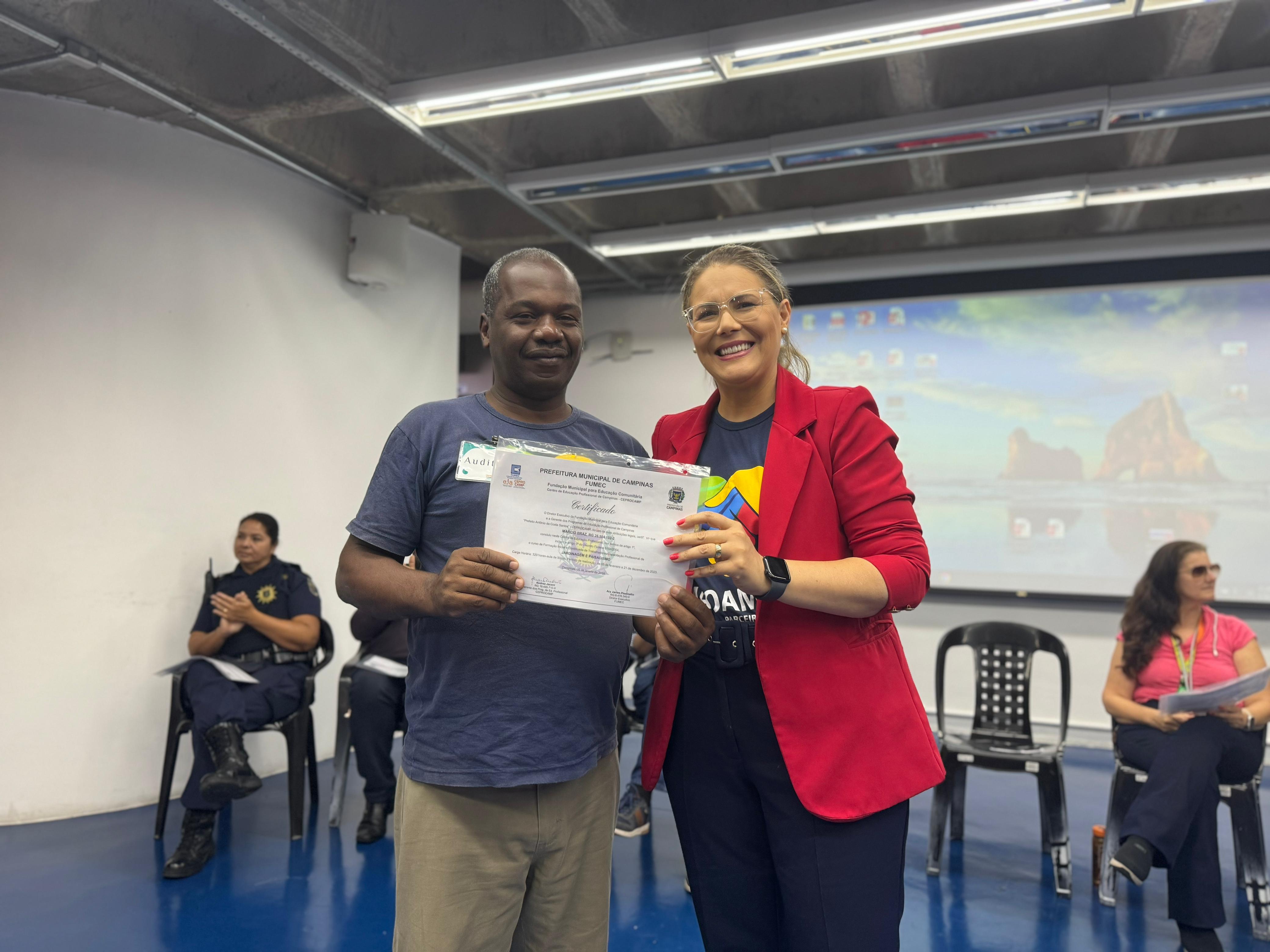 Vandecleya Moro entrega certificado a formando