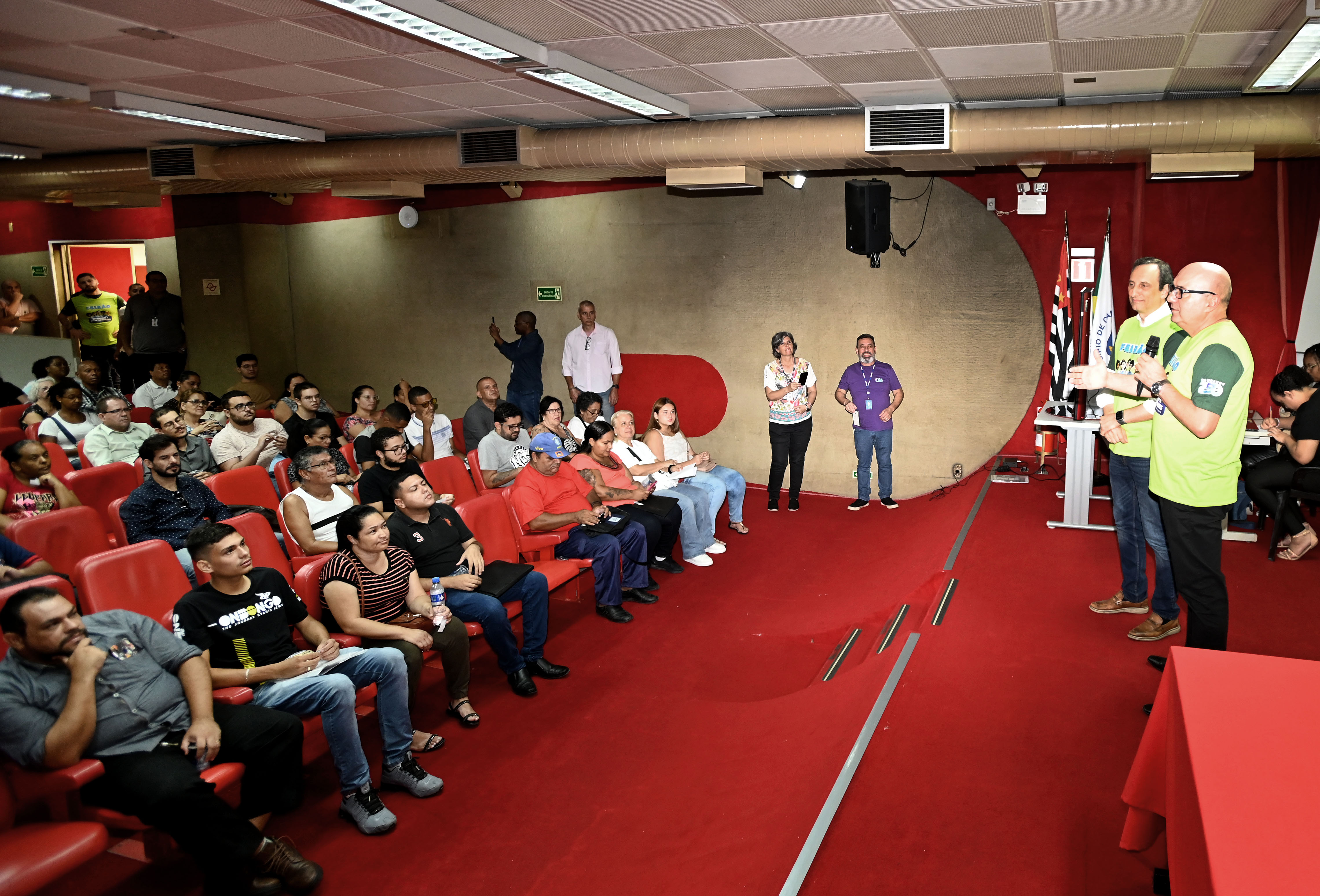 Público pôde assistir palestras enquanto aguardava