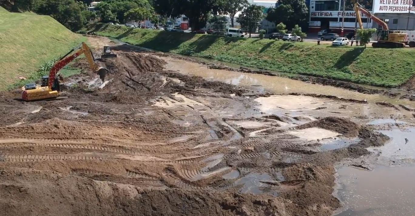 Desassoreamento do piscinão é feito duas vezes ao ano