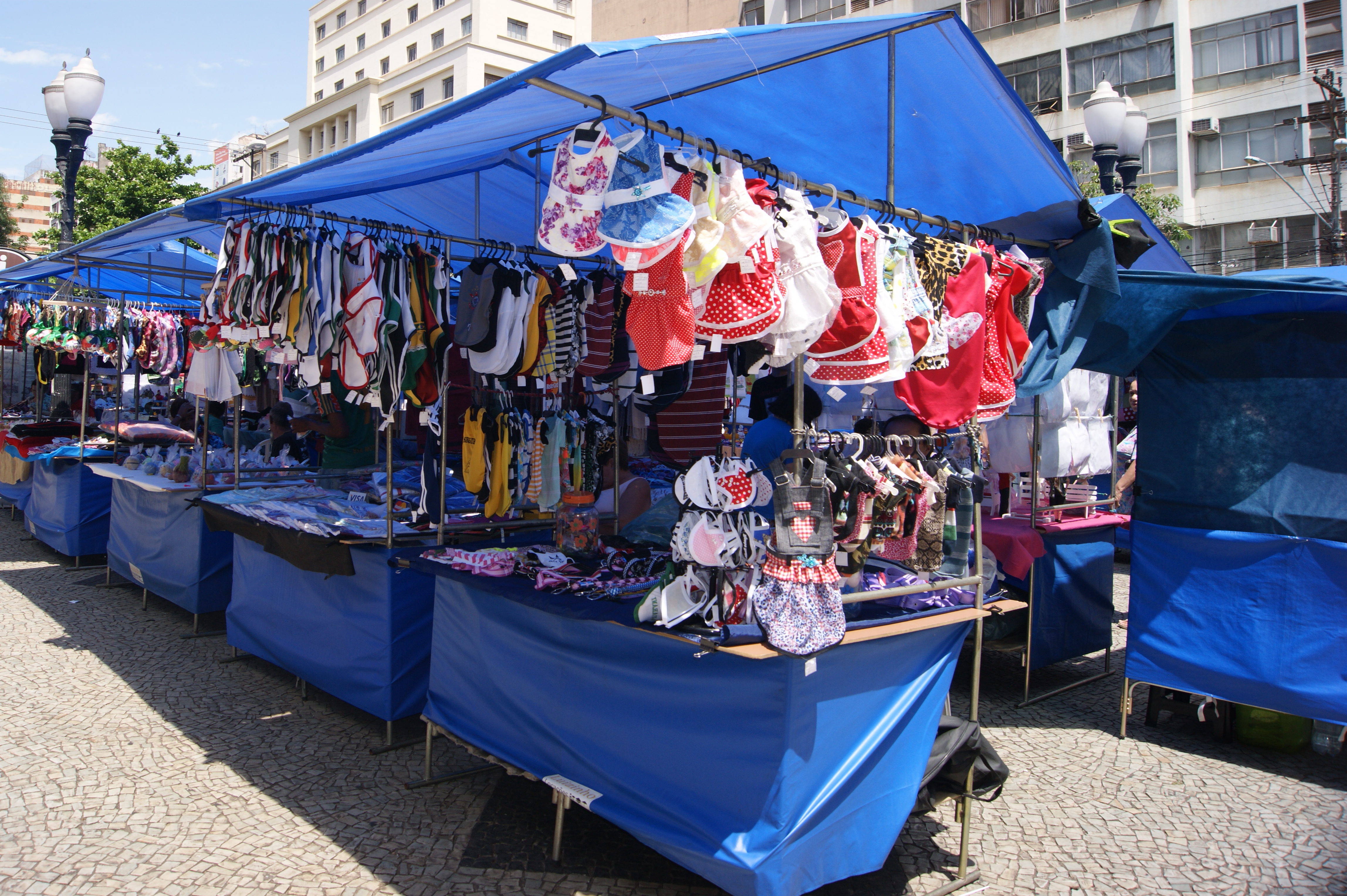 Roupas são um dos artigos vendidos nas feiras