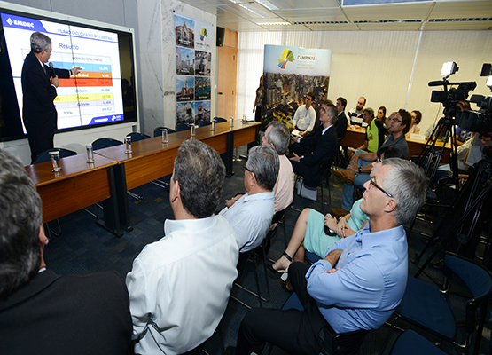 Secretários, vereadores e técnicos acompanharam a apresentação