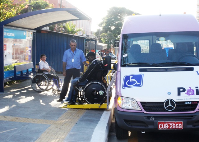 Cadeirante desce de veículo do PAI