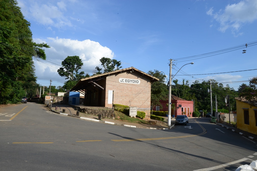 A Estrada Municipal Dona Isabel Fragoso Ferrão (CAM 127) faz ligação do Distrito de Joaquim Egídio à Rodovia Dom Pedro I