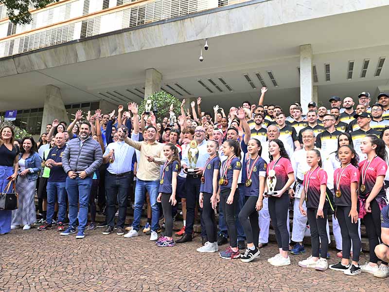 Atletas posam para a foto oficial com o prefeito Dário Saadi