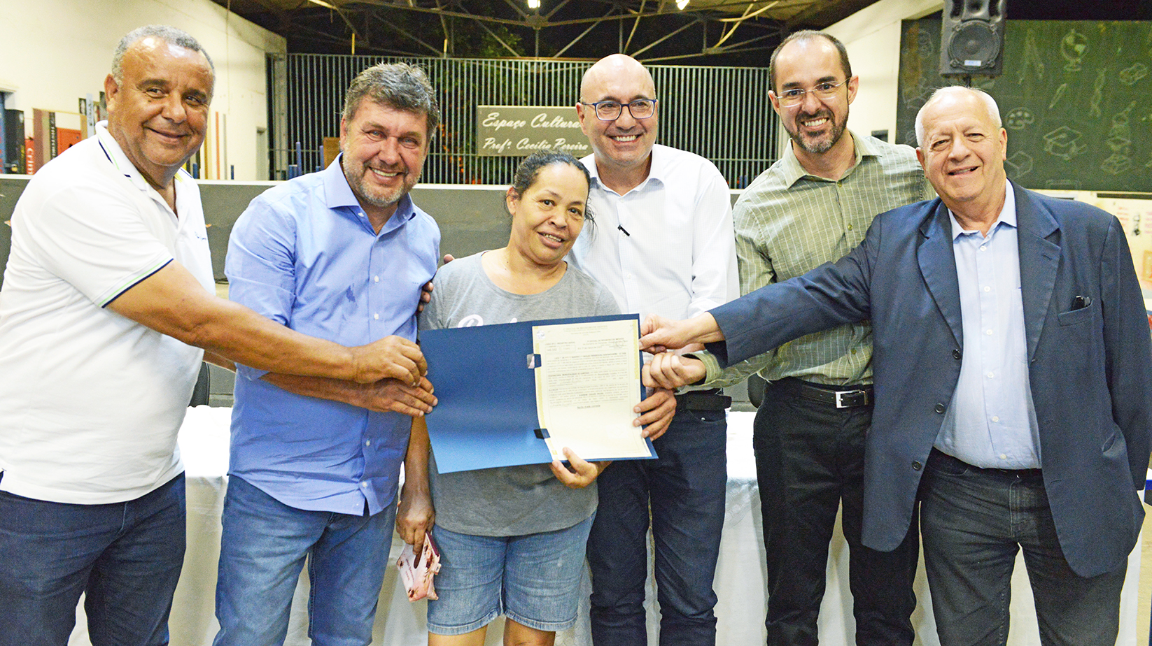 Moradora recebe matrícula do imóvel