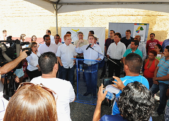 Jonas fala durante evento que reuniu moradores e autoridades