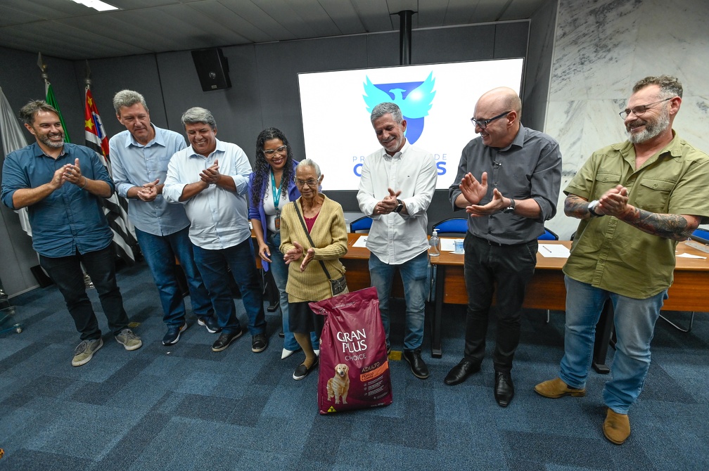 A protetora Zulmira Alves é uma das que recebe doações do Banco de Ração