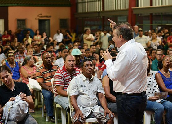 Jonas conversa com moradores